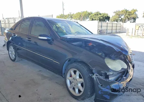 2002 Mercedes-Benz C 240 z USA, uszkodzony, nr VIN WDBRF61J02F149569